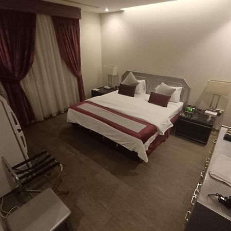 Sixty Three Hotel Suites 리야드 외부 사진